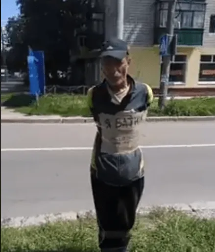 Украинца привязали к столбу и повесили на него табличку «Я ватник» (ВИДЕО)