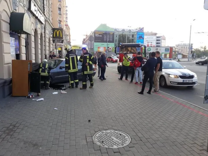В центре Риги автомобиль въехал в McDonald’s (фото)