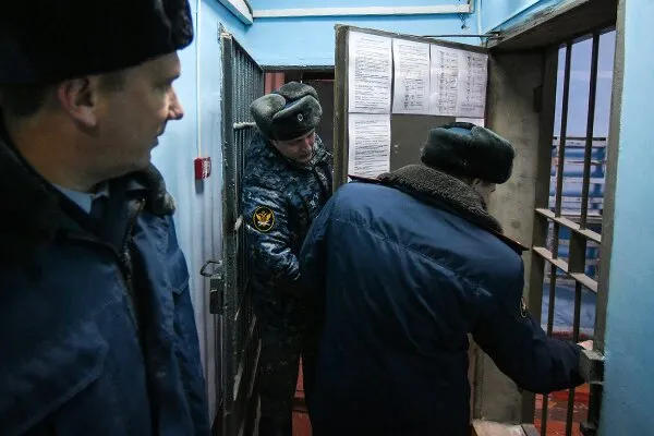 «Он не мог ходить, мочился с кровью, ему отбили почки». Адвокат показала страшные пытки в российской колонии. Что осталось за кадром