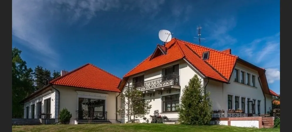 20 комнат, 6 спален: Вилис Криштопанс продает дом в Латвии