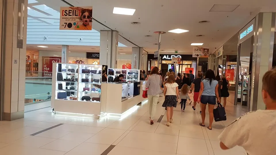 В Rīga Plaza сработала пожарная сигнализация. Люди организованно покидают торговый центр (+ВИДЕО)