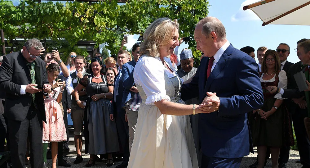 Танцевавшая с Путиным австрийский министр покинула Австрию из-за угроз
