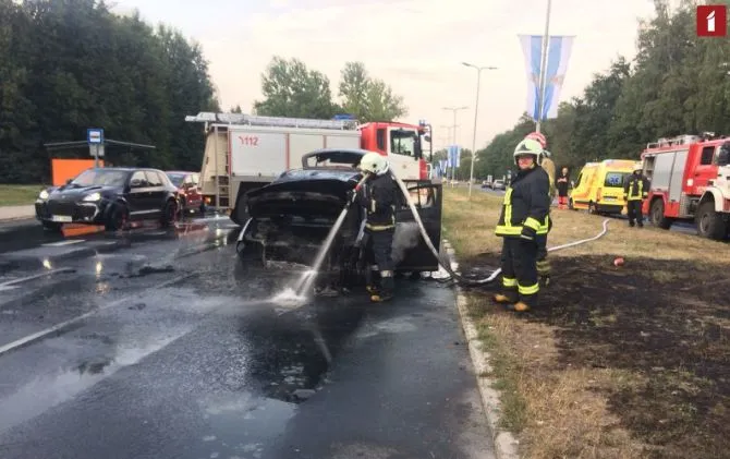 Пассажиры успели выскочить. Автомобиль сгорел дотла