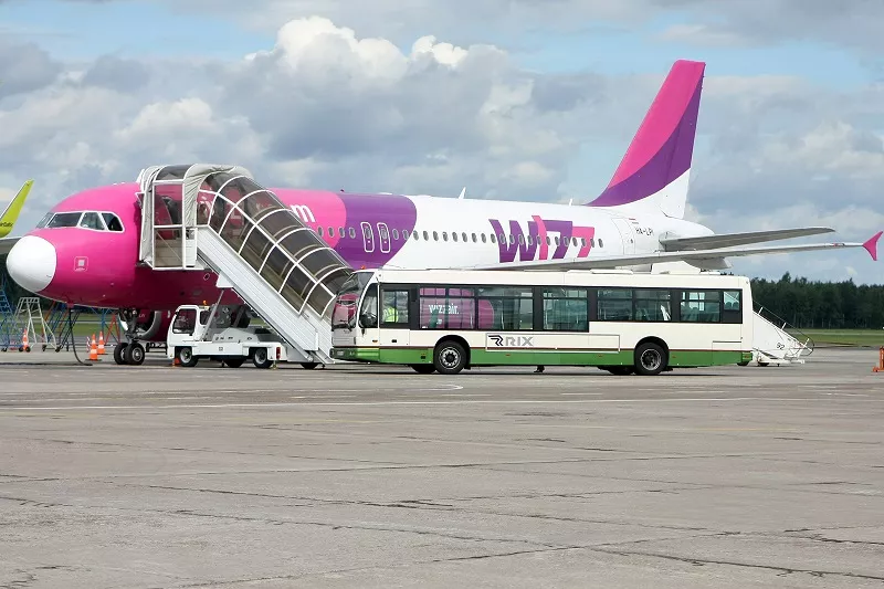 «Wizz Air» slēgs bāzi lidostā «Rīga»