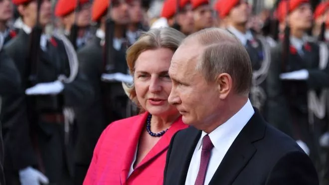 Что известно о главе МИД Австрии, на свадьбу которой едет Путин