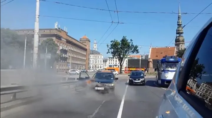 На Каменном мосту загорелся автомобиль