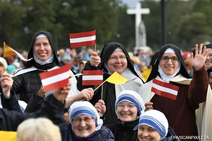 Почему папу встречали в Латвии австрийскими флажками?!