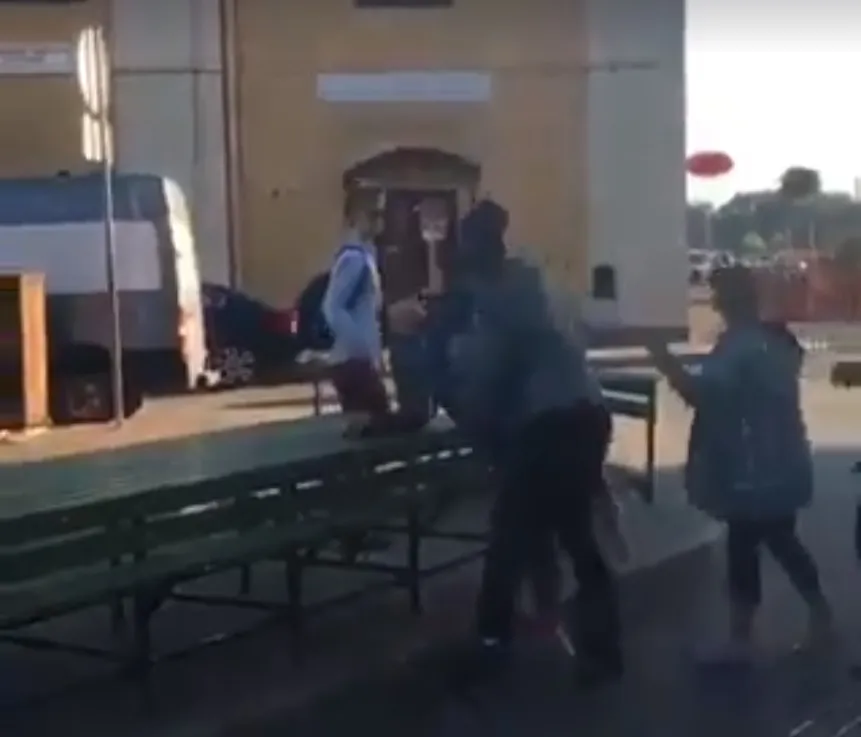 Всех без разбору: на Центральном рынке Риги произошла драка (18+)