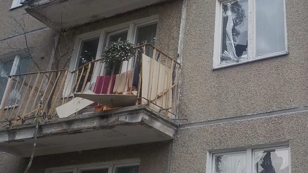 На Югле упавшее дерево повредило балконы и окна жилого дома