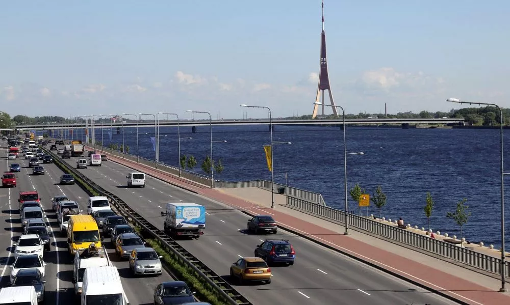 Rīgā asfaltēšanas darbu laikā slēgs satiksmi Krasta ielā