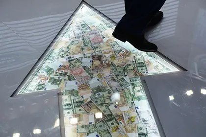 Россиянам посоветовали избавиться от долларов
