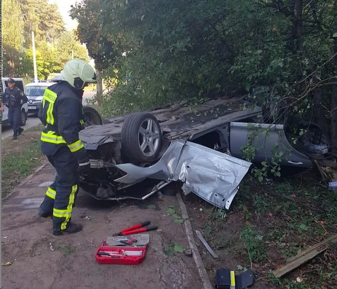 Тяжелейшее ДТП в Риге: Mercedes после погони врезался в полицейских и перевернулся (видео)
