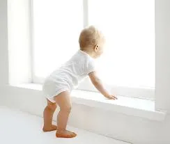 Это опасное окно! Детские замки уберегут вашего ребёнка от беды