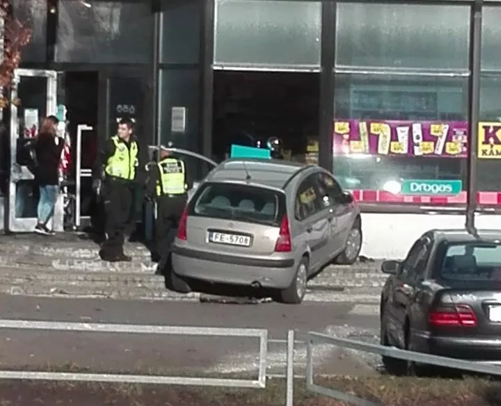 В Вецмилгрависе автомобиль въехал в витрину магазина Drogas
