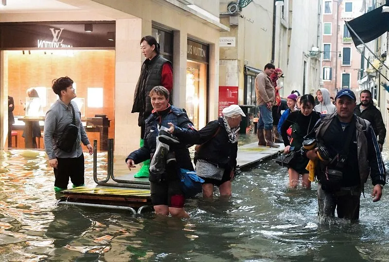 Plūdi Venēcijā turpinās; jau trešo reizi šonedēļ slēgts Svētā Marka laukums