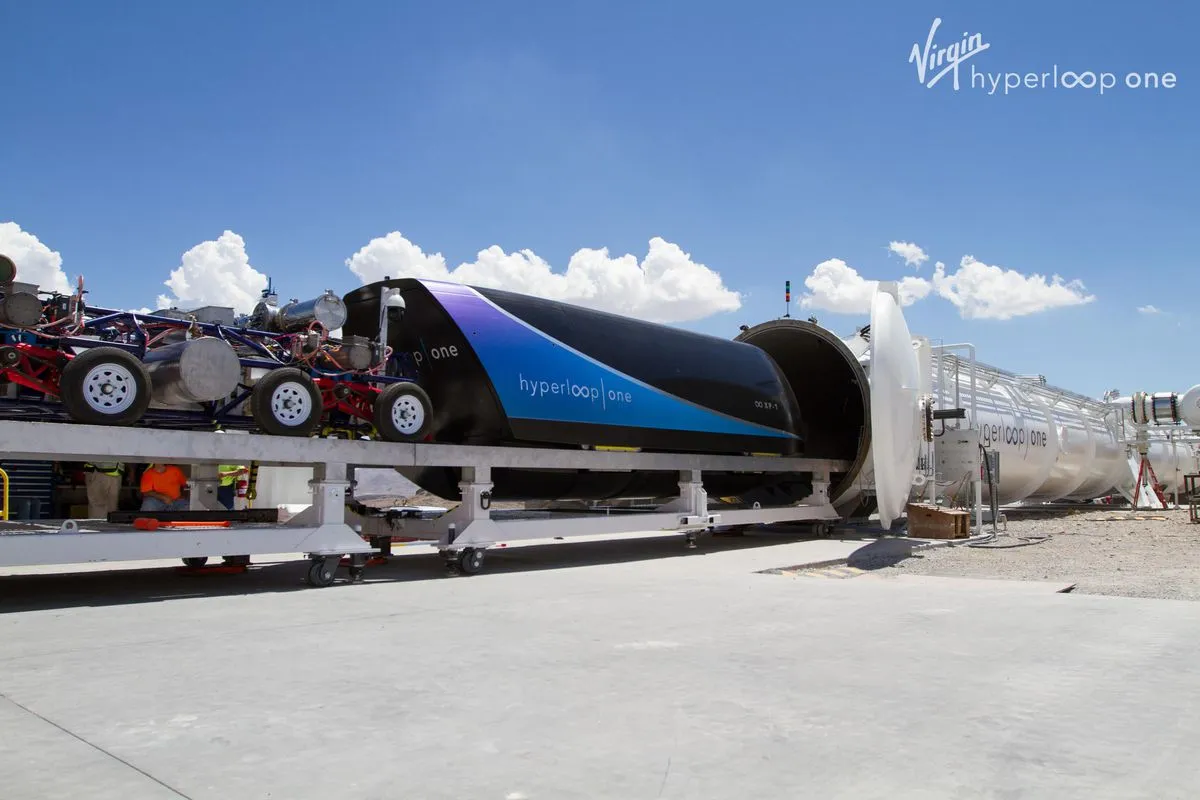 Илон Маск обещает день бесплатных поездок в капсуле Hyperloop. Уже в этом году