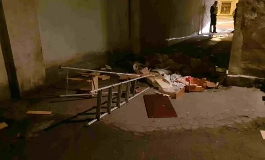 Раздетая догола пожилая женщина выбрасывала из окна вещи