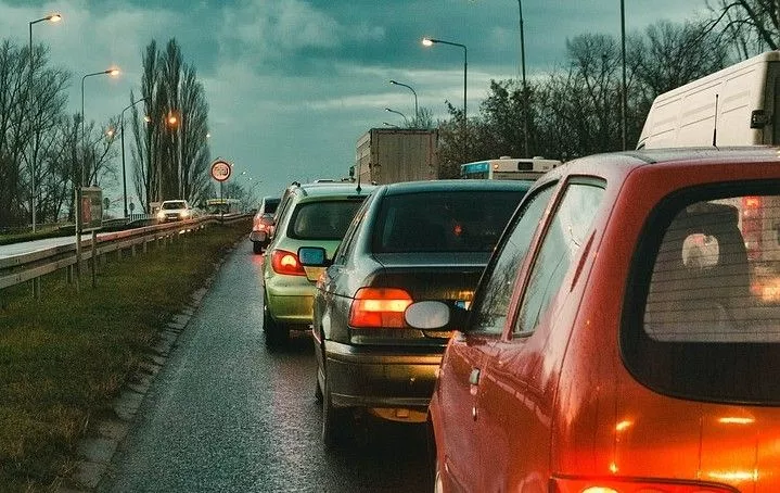 Южный мост стоит в пробке: столкнулись два автомобиля