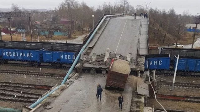 В России рухнул мост. Прямо с грузовиком (ВИДЕО)