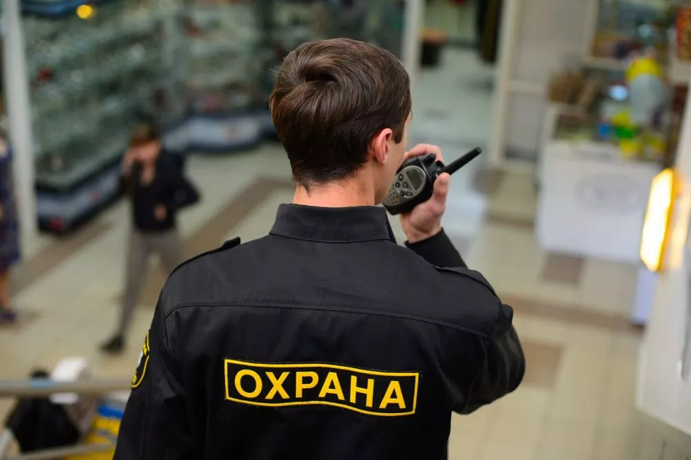 Охранник магазина просит показать сумку: как правильно поступить?