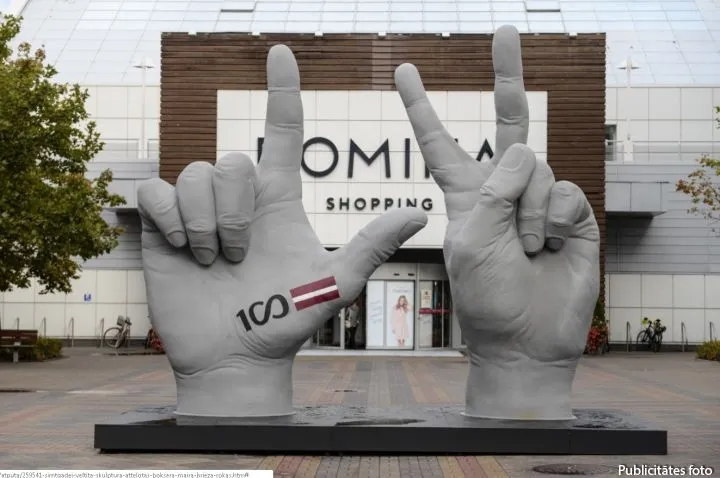 Рядом с т/ц Domina появились огромные руки Майриса Бриедиса