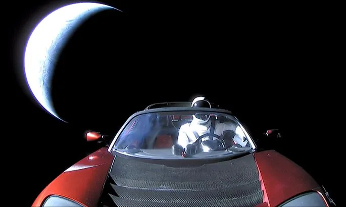 Красный Tesla Roadster с манекеном за рулем пересек орбиту Марса