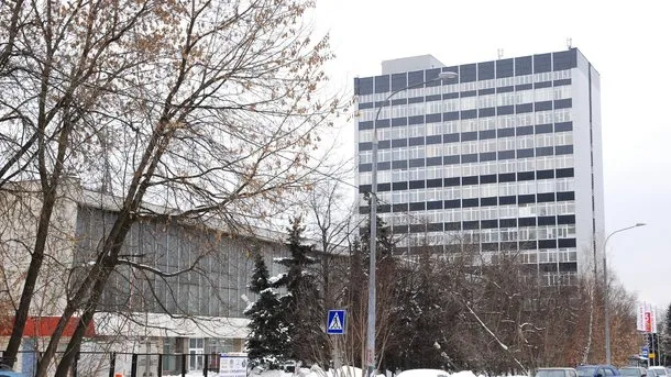 В Москве бизнес-центр обрушился на проезжую часть