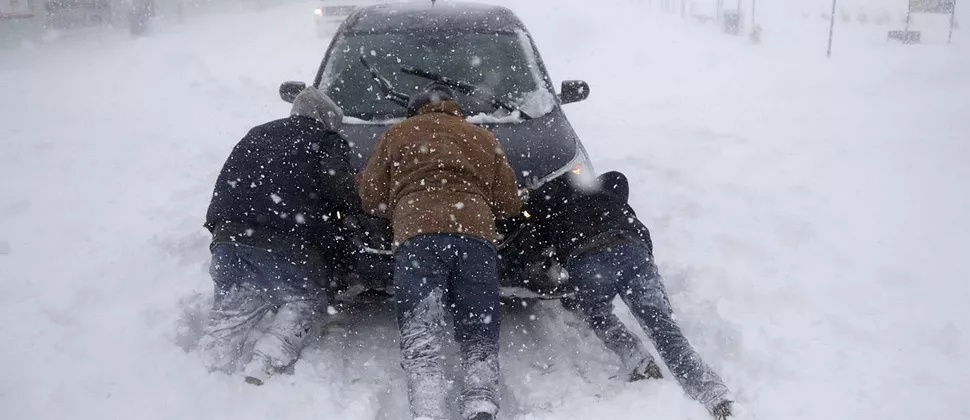Заносы по всей Латвии: движение по дорогам затруднено
