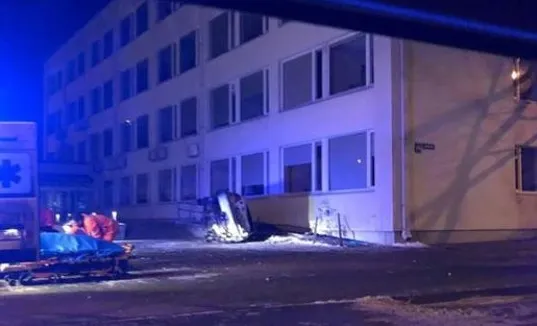 В здание Юрмальской думы ночью врезался легковой автомобиль