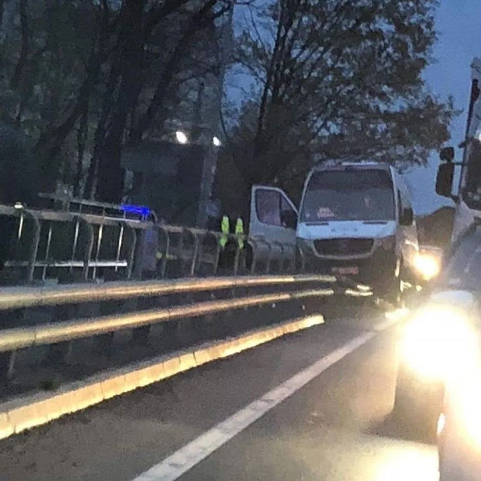 На Баусском шоссе произошла авария с участием микроавтобуса. ВИДЕО