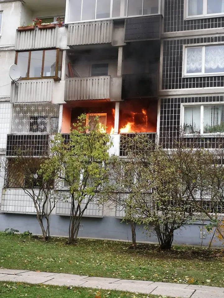 Пожар в Плявниеки: огонь возник на балконе, с треском и хлопками. ВИДЕО