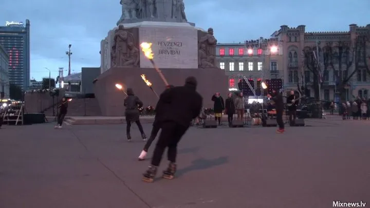 18.11.18. В Риге рассвет встретили песнями и факелами (видео)