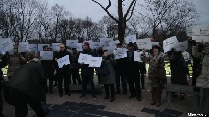 В акции протеста против закрытия русских школ участвовали примерно 70 человек (видео)