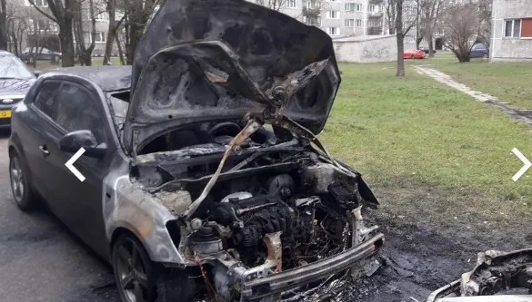 В Кенгарагсе сгорели две машины: война между таксистами продолжается?