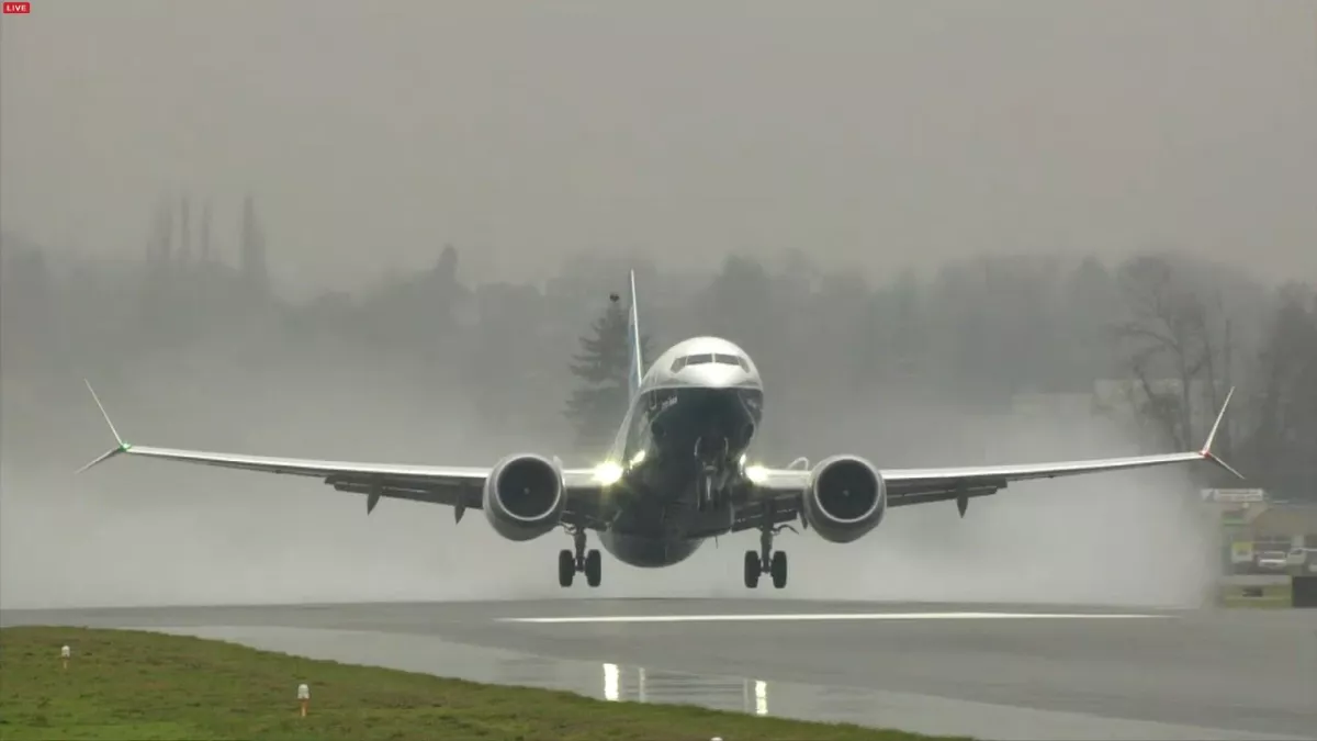 Новая авария с Boeing: на взлете самолет потерял колесо шасси