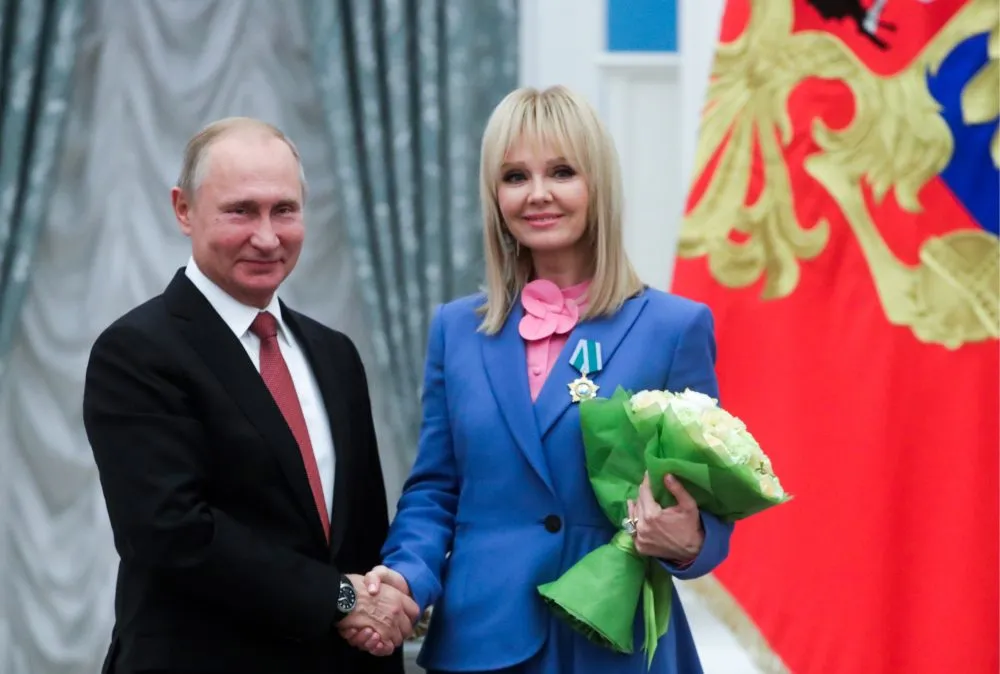 Невъездную в Латвию певицу Валерию Путин наградил орденом Дружбы