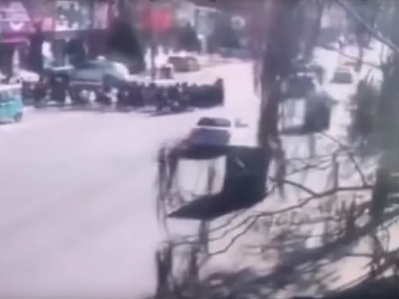В Китае водитель сбил более 20 школьников после ссоры с женой (ВИДЕО)