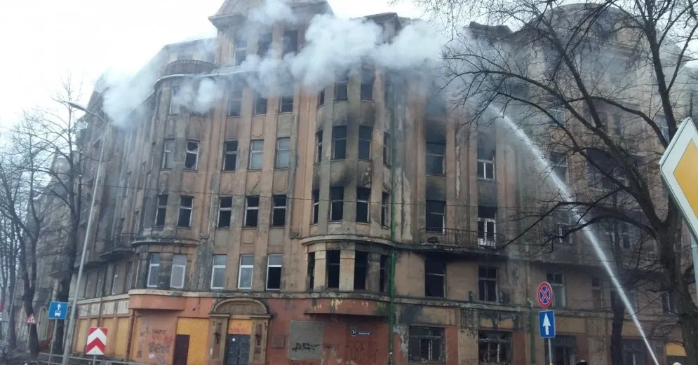 Развалины государственного значения: сгоревший дом на Калнциема сносить не будут