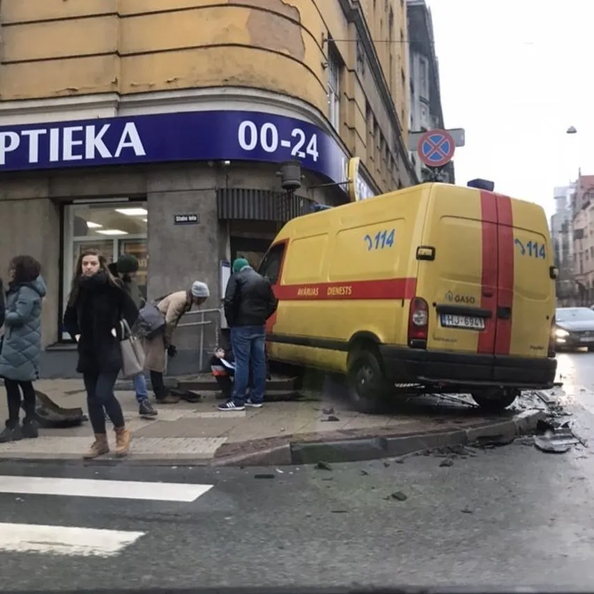 Жуткое дтп в центре Риги: машина аварийной службы въехала в аптеку (ДОПОЛНЕНО)