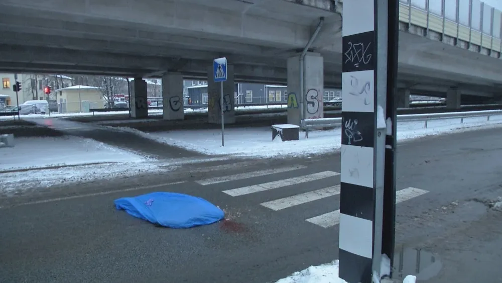 Трагедия на кругу у моста Славу: фура протащила за собой сбитого пешехода