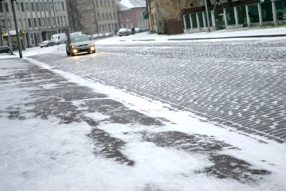 Apledojums un sniegs apgrūtina braukšanu lielākajā daļā Latvijas teritorijas
