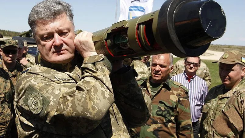 «Зеленский уходит в отрыв»: военное положение опозорило Порошенко