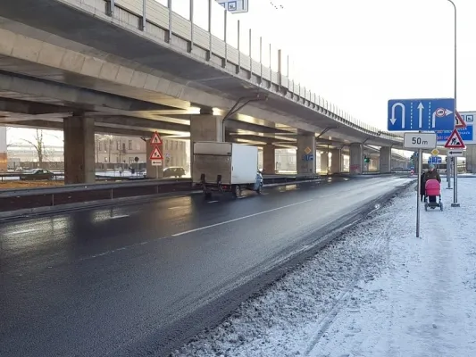 Знаки у Южного моста вводят водителей в заблуждение
