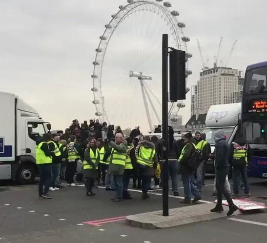 Сторонники Brexit в желтых жилетах перекрыли Вестминстерский мост (видео)