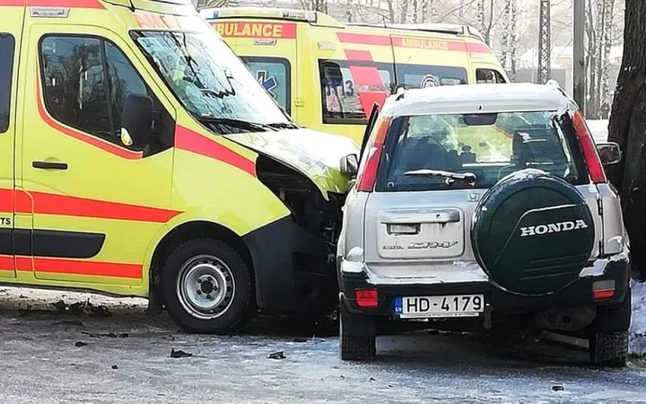 Авария: столкнулись три автомобиля, в том числе и «неотложка»