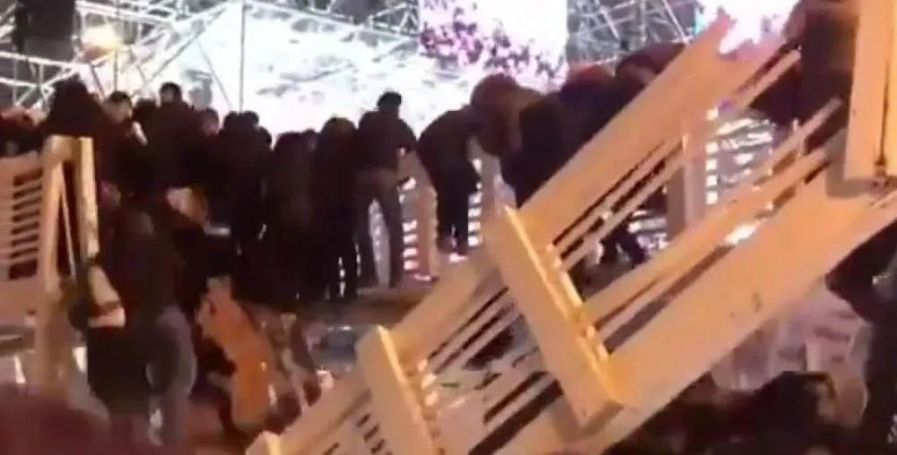 В Москве в Парке Горького обрушился мост: есть пострадавшие (ВИДЕО)