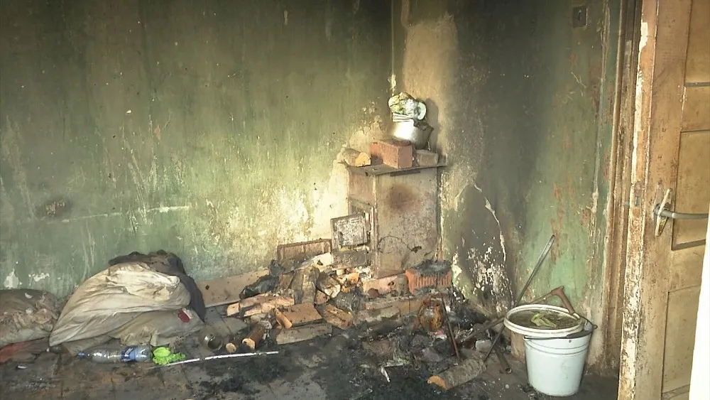 Пожар в Скайсткалне: беспомощную старушку оставили одну, а она подожгла дом и погибла