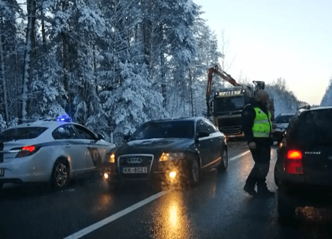 Только бумажки писать! А движение отрегулировать? Водители возмутились поведением полиции на месте ДТП