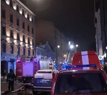 В Риге на Блауманя возник пожар повышенной опасности: горел дом рядом с Galereja Riga
