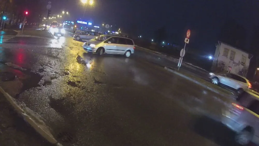 Пьяный водитель в Иманте устроил ДТП и сбил светофор. ФОТО